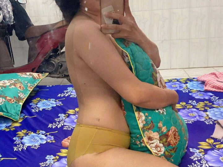 Ảnh 5 của Chồng địt phê quá vợ cầm luôn điện thoại để quay