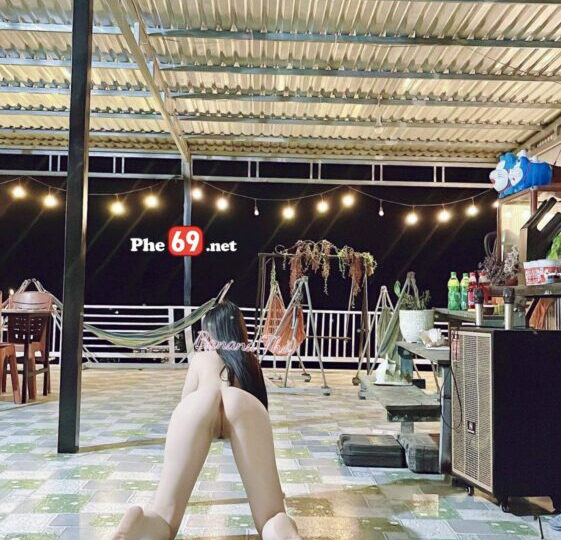 Ảnh 5 của Clip sex Couple Bé Thỏ doggy public với chồng ở Homestay khi đi du lịch biển (Full Clip + Pic)