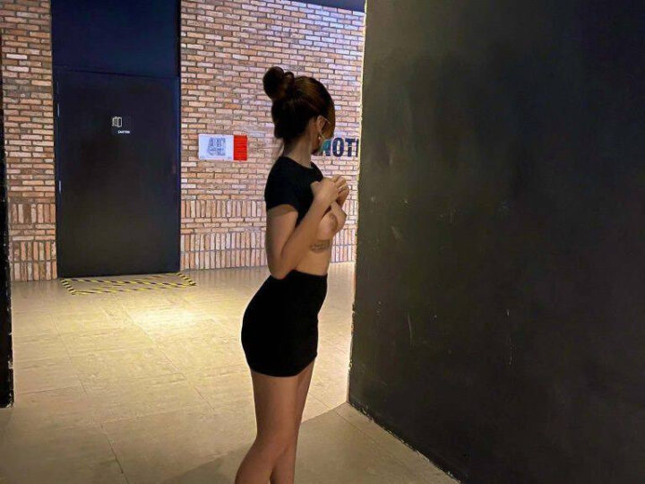 Ảnh 9 của Clip sex em bé đào babipeachyy thả rông ở rạp chiếu phim và chịch lút cán trong khách sạn (Full Clip + Pic)