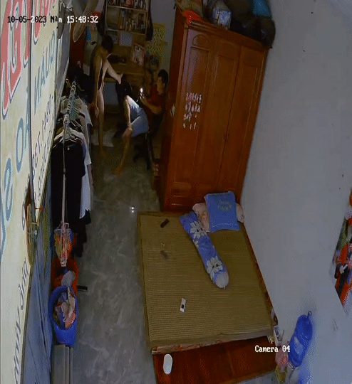 Ảnh 4 của Hack camera em gái chủ shop quần áo ở Vinh bị chồng nứng cặc đòi địt xem mà như là bị hiếp dâm vậy (Full) – Phần 2