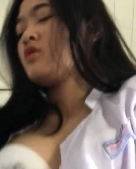 Ảnh 16 của Lộ clip sex em học sinh đeo kính mặc áo dài địt với bạn trai (Full Clip + Pic)