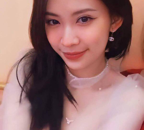 Ảnh 2 của Lộ clip sex Nguyễn Vy cu găm bi như thế này em đụ mới sướng