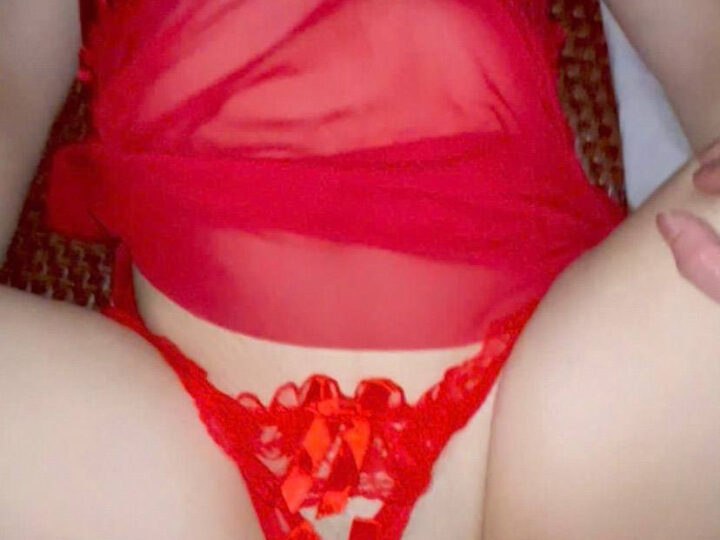 Ảnh 2 của Vợ dâm hoá đĩ với bộ đồ ngủ lọt khe đỏ