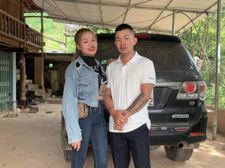 Ảnh 1 của Vợ dâm nứng lồn cưỡi ngựa đang sướng thì con trai vào phòng